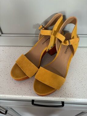 Lucky Brand Trisa Mustard Yellow Wood Platform Sandals 7.5